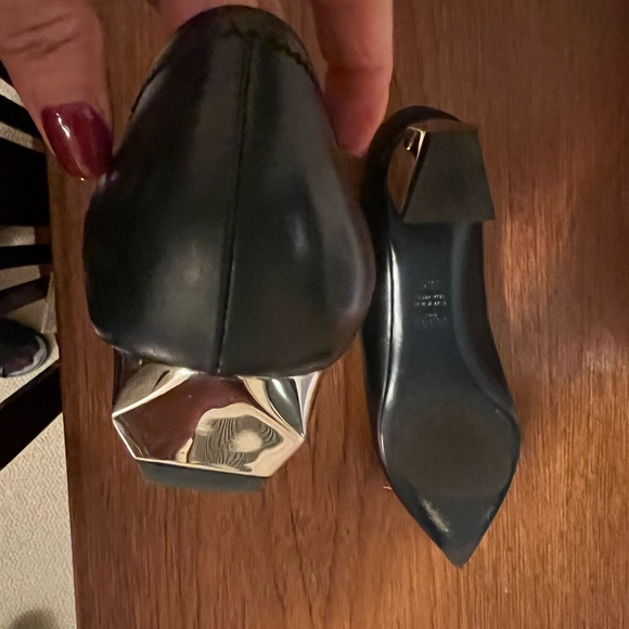 Fendi Women's Black leather 1 inch heels with a distinctive pattern. - Picture 4 of 7